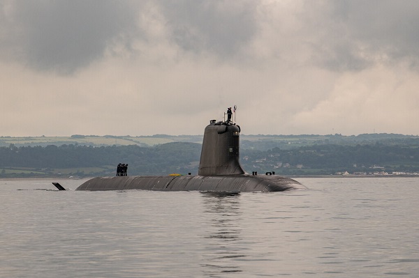 Le sous-marin nucléaire d’attaque Tourville met à l’épreuve sa capacité à naviguer « dans les glaces »